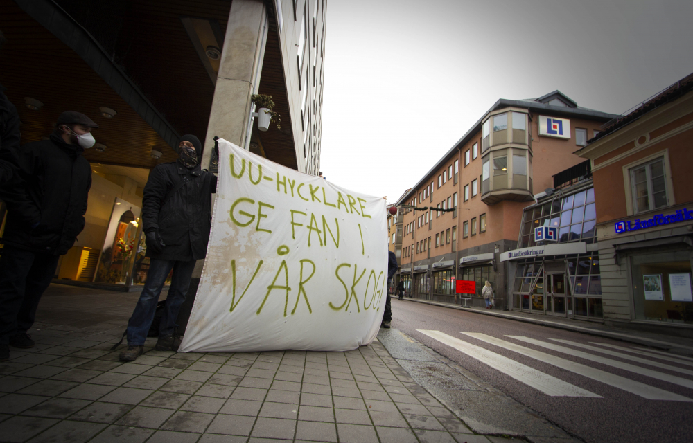 Demonstranter med banderoll