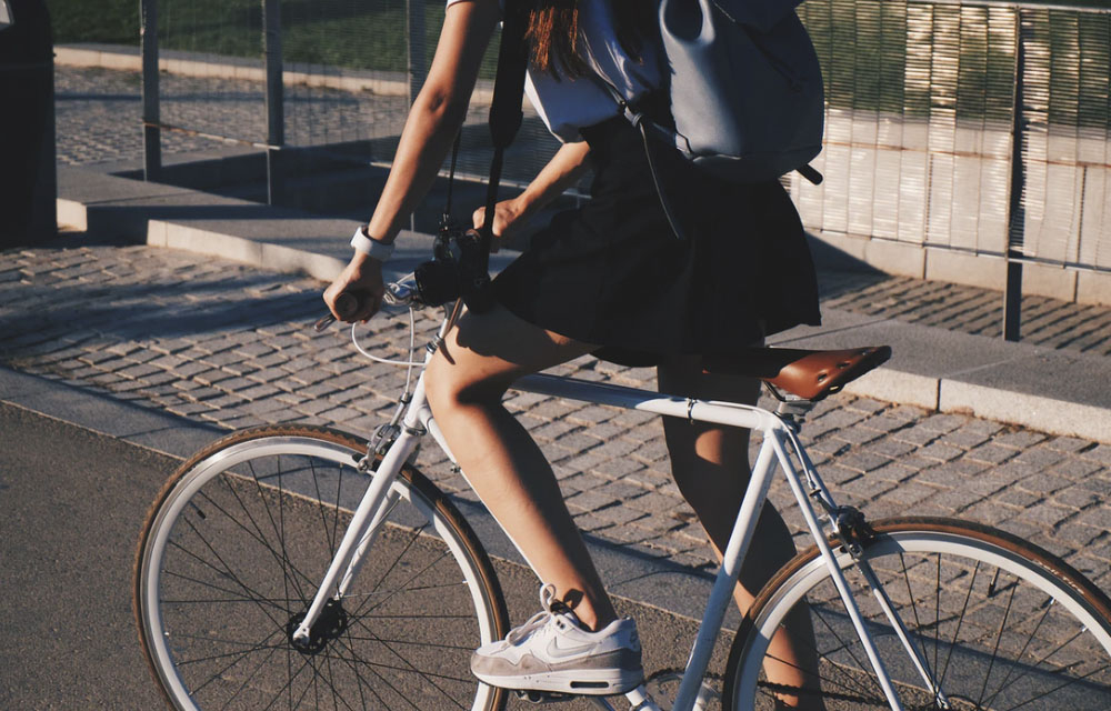 Bild cyklande tjej