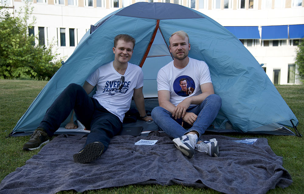Moderata studenters riksordförande Douglas Thor och riksstyrelseledamot Victor Nilsson tältar i Ekonomikumparken