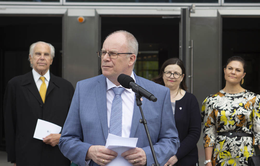 Rektor Anders Hagfeldt under sitt tal vid invigningen av nya Ångströmlaboratoriet. I bild syns också Anders Wall, Anna Ekström och kronprinsessan Victoria. 