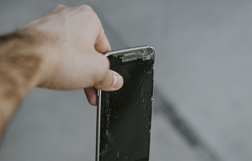 Hur reklamerar man en trasig telefon egentligen?