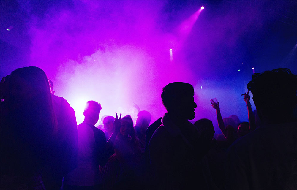 Alve Wikerstål Wieczorek, förstekurator vid Göteborgs Nation, ser positivt på avskaffandet av danstillståndet: "Det är inte så roligt att be om lov och säga “hej, får vi dansa?” här hos oss på nationen."